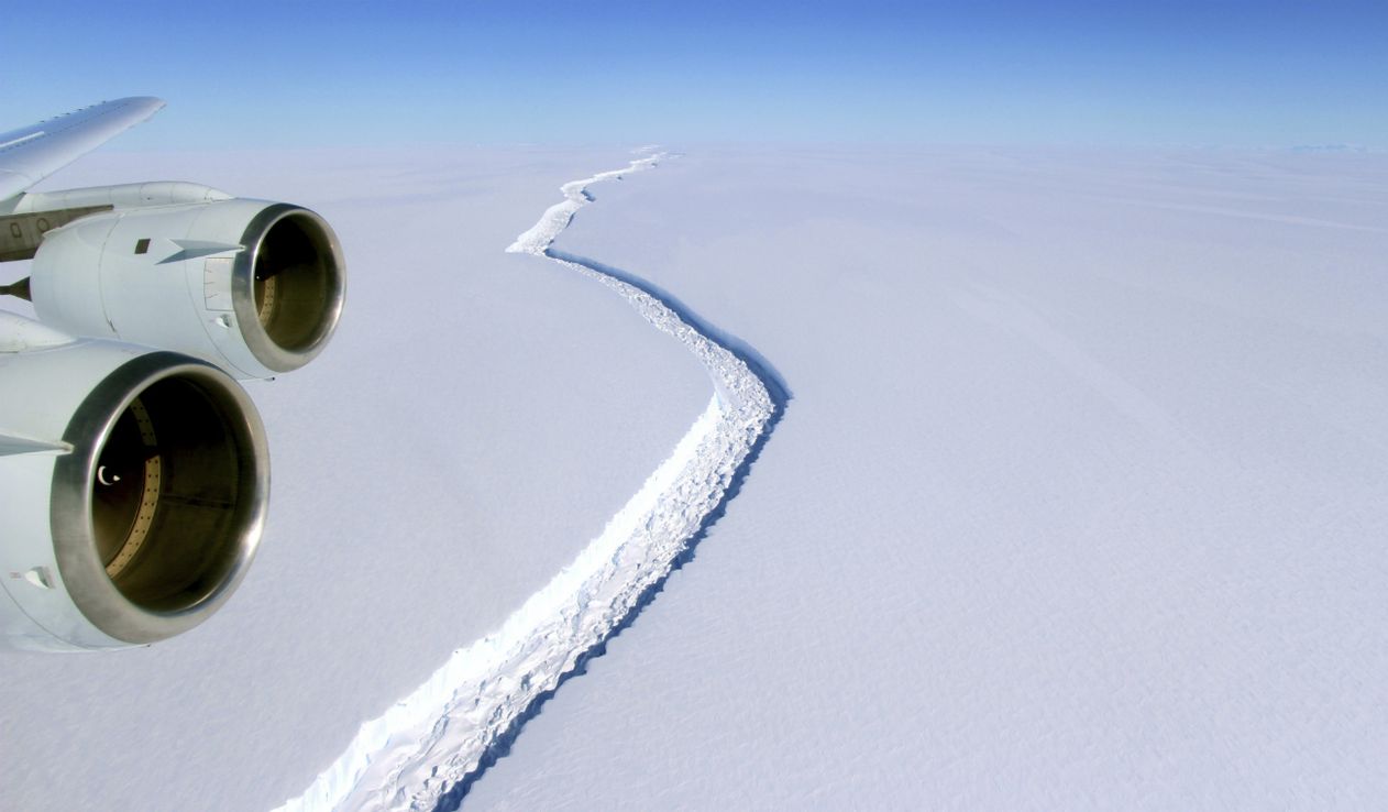 Un año después de desprendimiento, el iceberg gigante sigue en su lugar