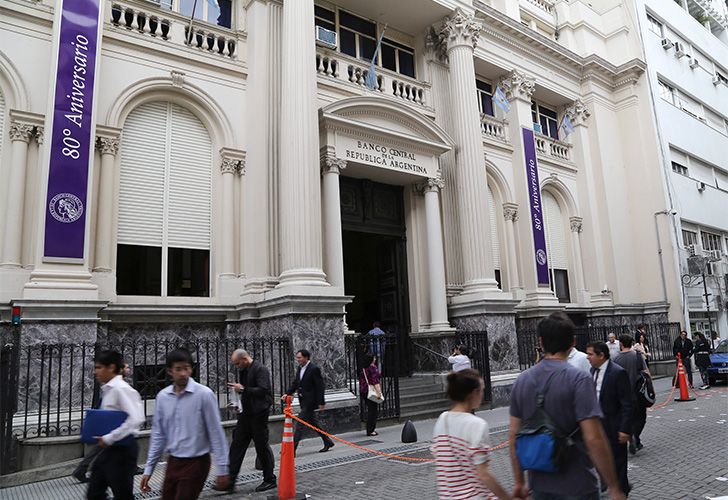 Siguen los aumentos: las comisiones de bancos serán de hasta un 60% más