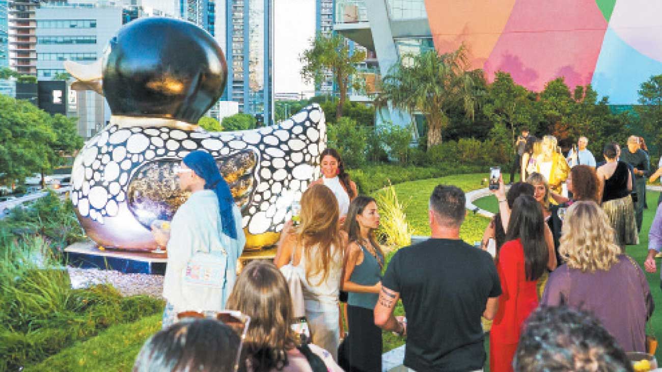 Una obra de Philippe Starck es intervenida por argentinos