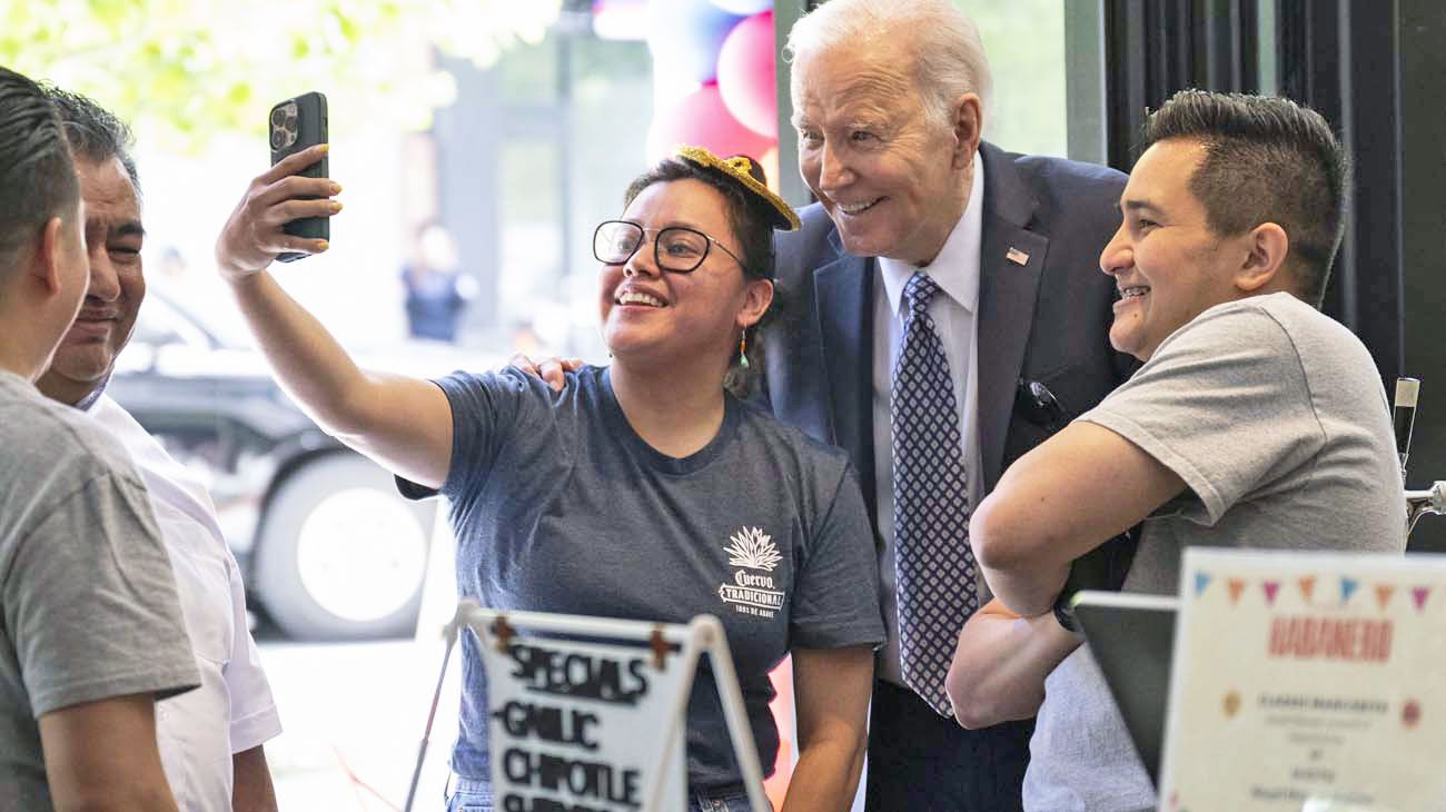 Biden celebra el aumento del empleo y pelea con los republicanos por la deuda
