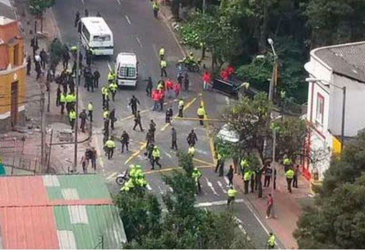 Una explosión dejó un policía muerto y 30 heridos en Bogotá