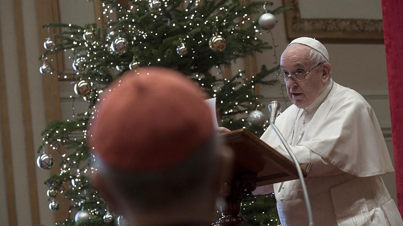 Misa de Nochebuena: Francisco pidió "no ofender a Dios ignorando a los pobres"