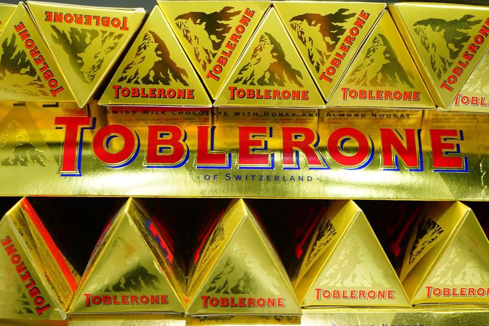 Los clásicos chocolates Toblerone dejarán de fabricarse exclusivamente en Suiza