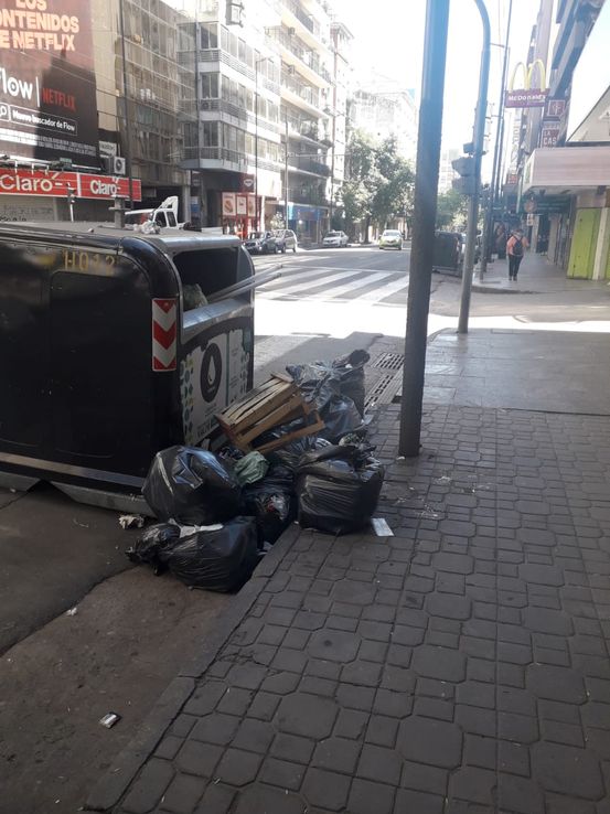 Castigarán a comerciantes que usen los contenedores de basura callejeros
