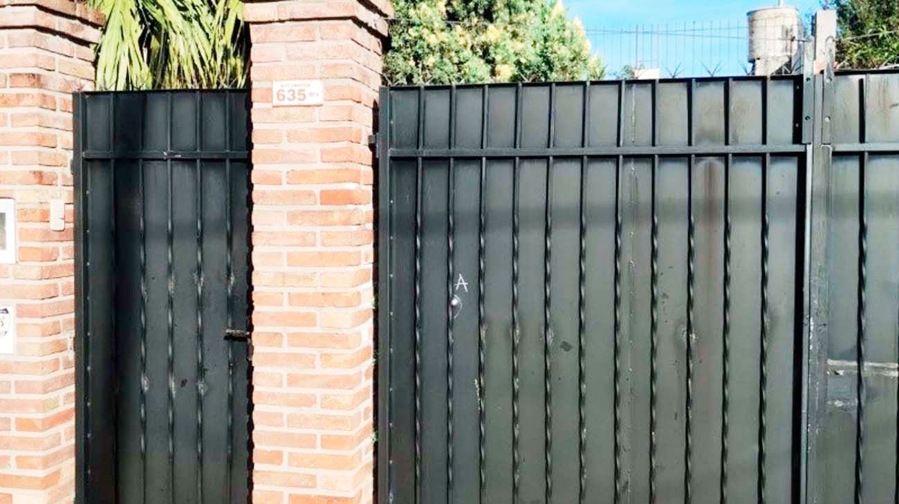 Balean a un chico de 14 años cuando salía de su casa con su papá para ir al colegio