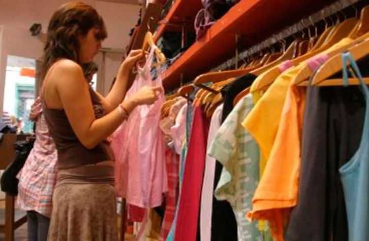 Marcas de ropa aplican fuertes rebajas ante el aumento de importaciones