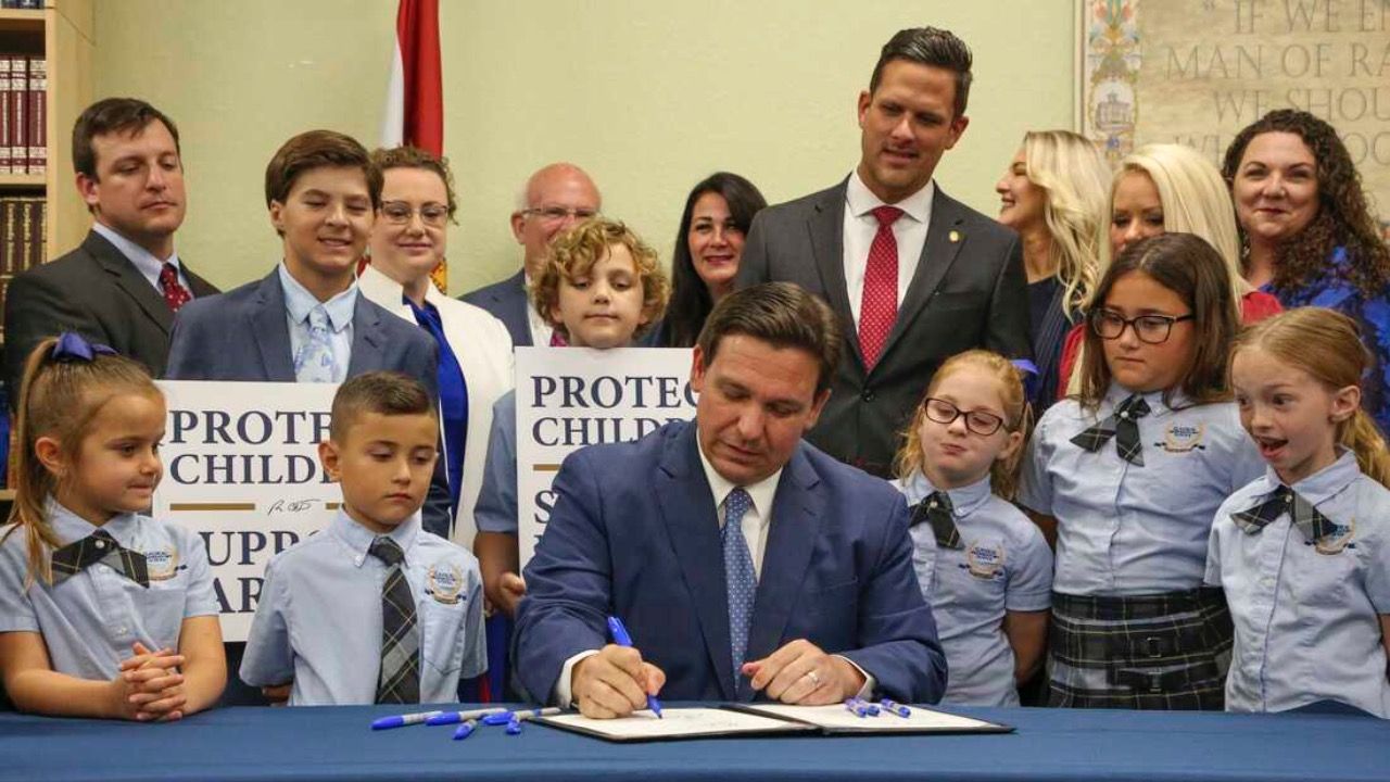 El gobernador de Florida quiere prohibir que las escuelas hablen de identidad de género