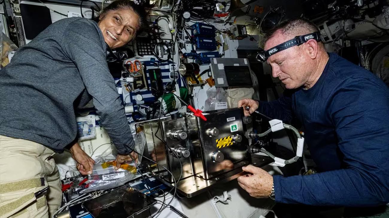Los astronautas varados duermen en espacios restringidos y la NASA afronta una decisión crítica