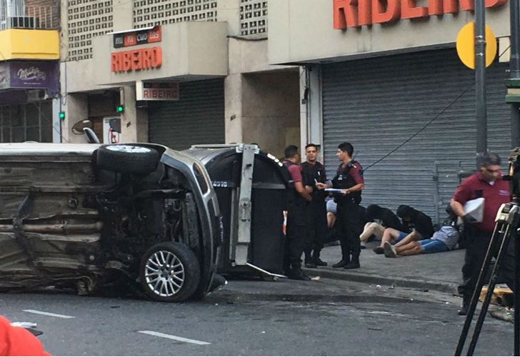 Le robo el auto al padre, lo persiguieron 20 patrulleros y volcó