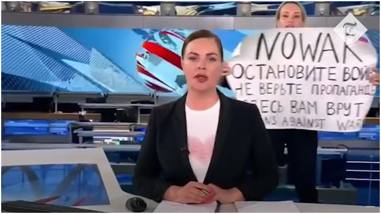 Una periodista irrumpió en un noticiero de la TV rusa para criticar la invasión en Ucrania