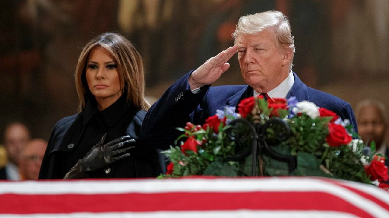 Trump y Melania rindieron homenaje sorpresa a George H.W. Bush