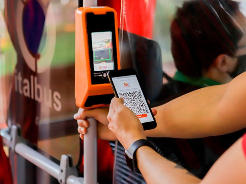 Más líneas de colectivos ya permiten el pago con tarjetas y celular