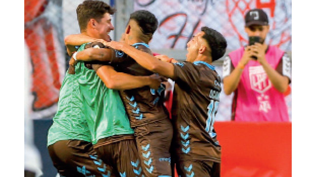 Platense sueña: bajó a Huracán en los penales y es semifinalista de la Copa