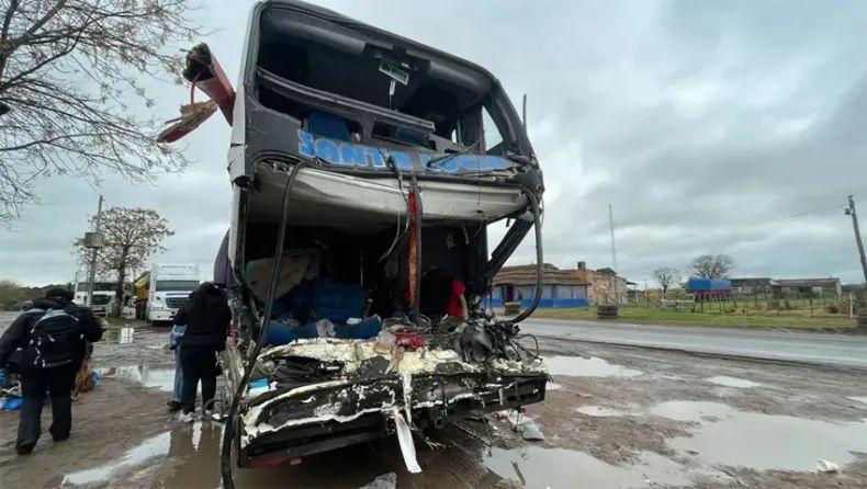 Choque entre micro y camión en Santa Fe: murieron tres chaqueños y hay varios heridos