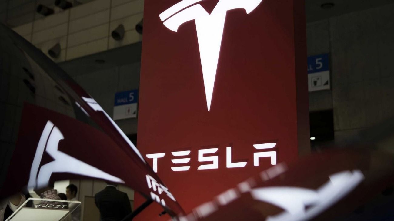 Operadores siguen comprando acciones de Tesla a pesar del desplome