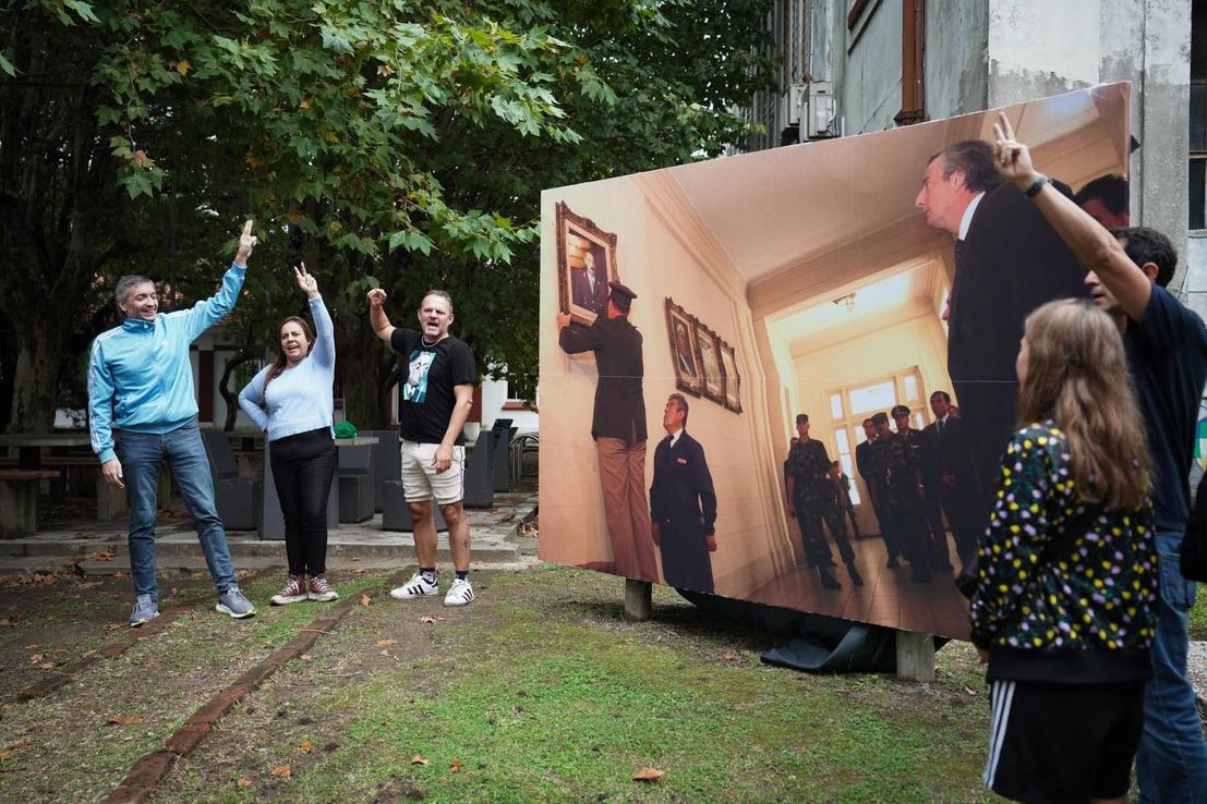 Máximo Kirchner restituyó la gigantografía de Néstor Kirchner bajando el cuadro de Videla en el Colegio Militar