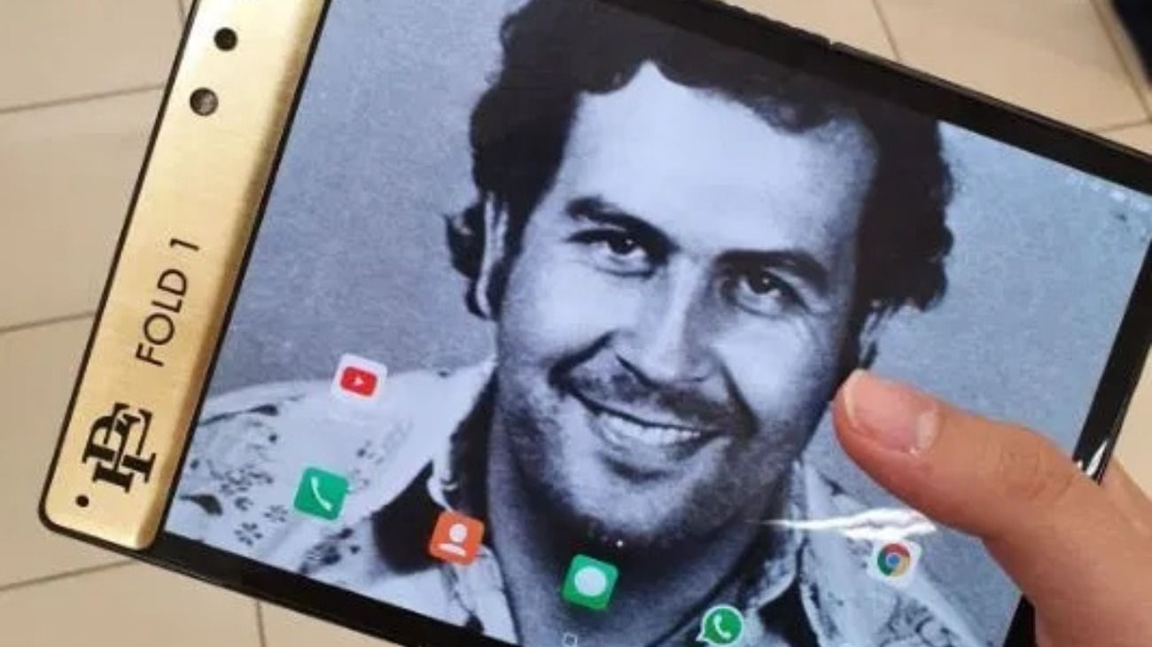 El hermano de Pablo Escobar lanza un smartphone plegable y dorado con polémica publicidad