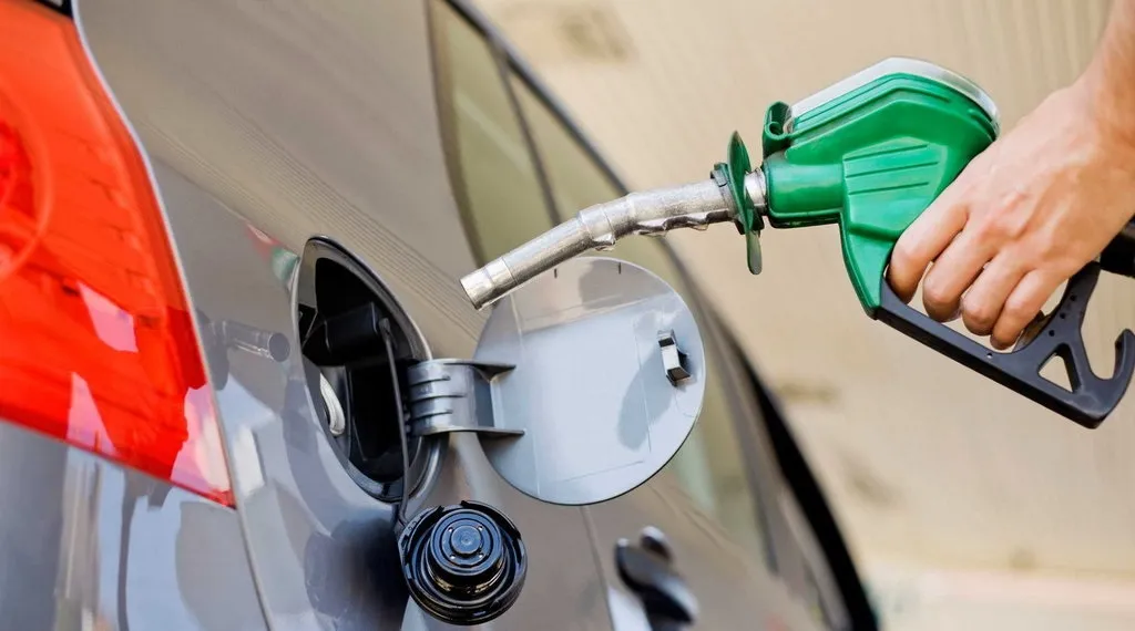 El Gobierno volvió a postergar el aumento del impuesto a los combustibles al 1° de diciembre