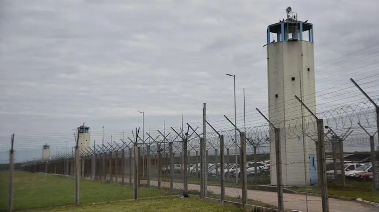 Guardia y interno detenidos por cinco celulares en Bouwer
