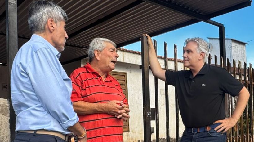 Vuelve el “timbreo” de la mano del “cordobesismo”: Llaryora y Passerini mano a mano con los vecinos