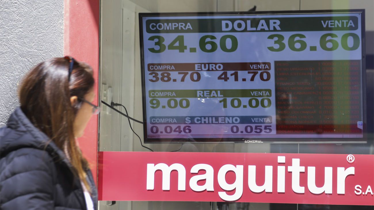 El dólar tuvo una leve suba pero sigue cerca del piso de la banda de flotación