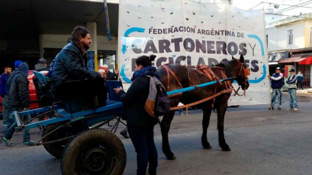 Maltrato animal : Juan Grabois arriba de un carro despertó la polémica