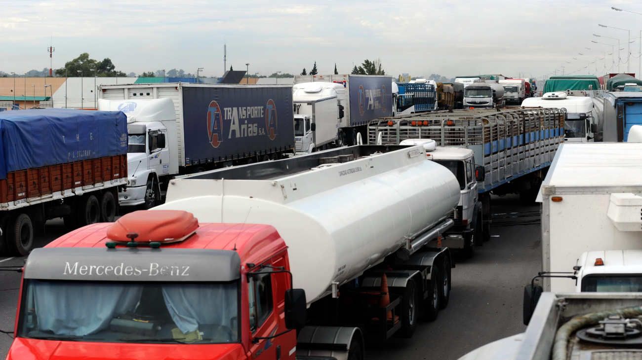 El transporte de cargas podría paralizarse por la disparada en los costos