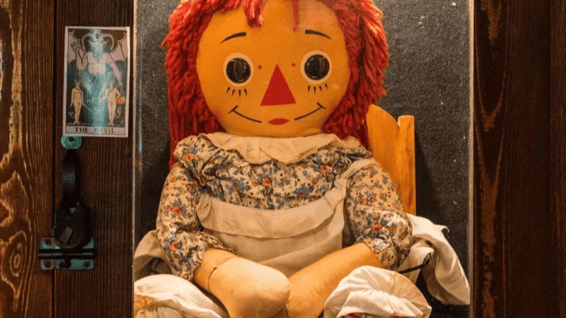 Murió el custodio de la célebre muñeca Annabelle y generó misterio