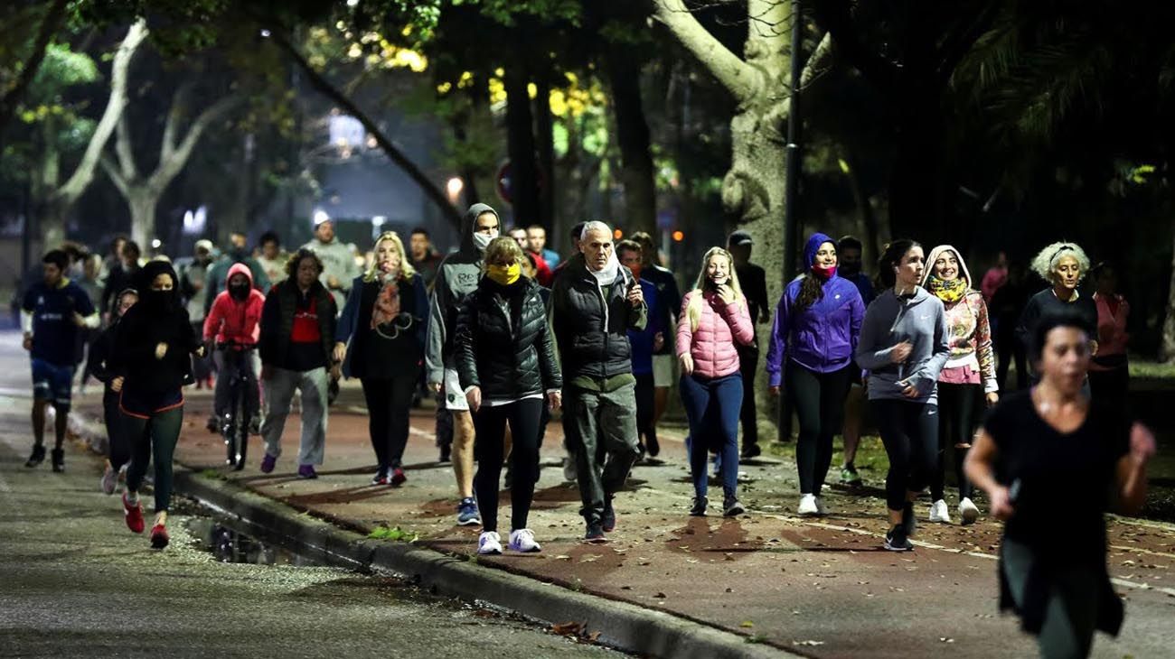 Caminar rápido podría aumentar el riesgo de propagar y contraer coronavirus