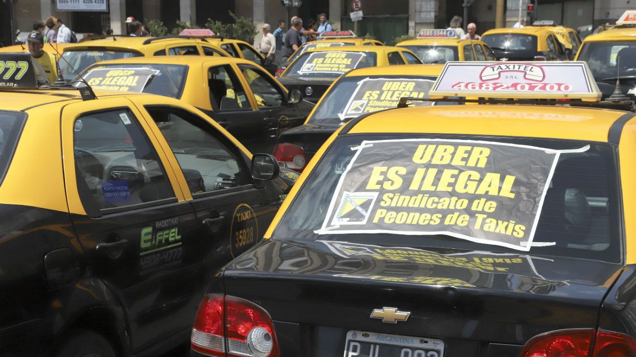 Taxistas vuelven a protestar contra Uber y se movilizarán al Obelisco