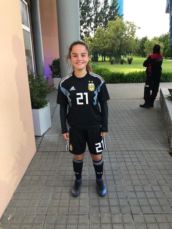 La niña cordobesa que la rompe jugando al fútbol