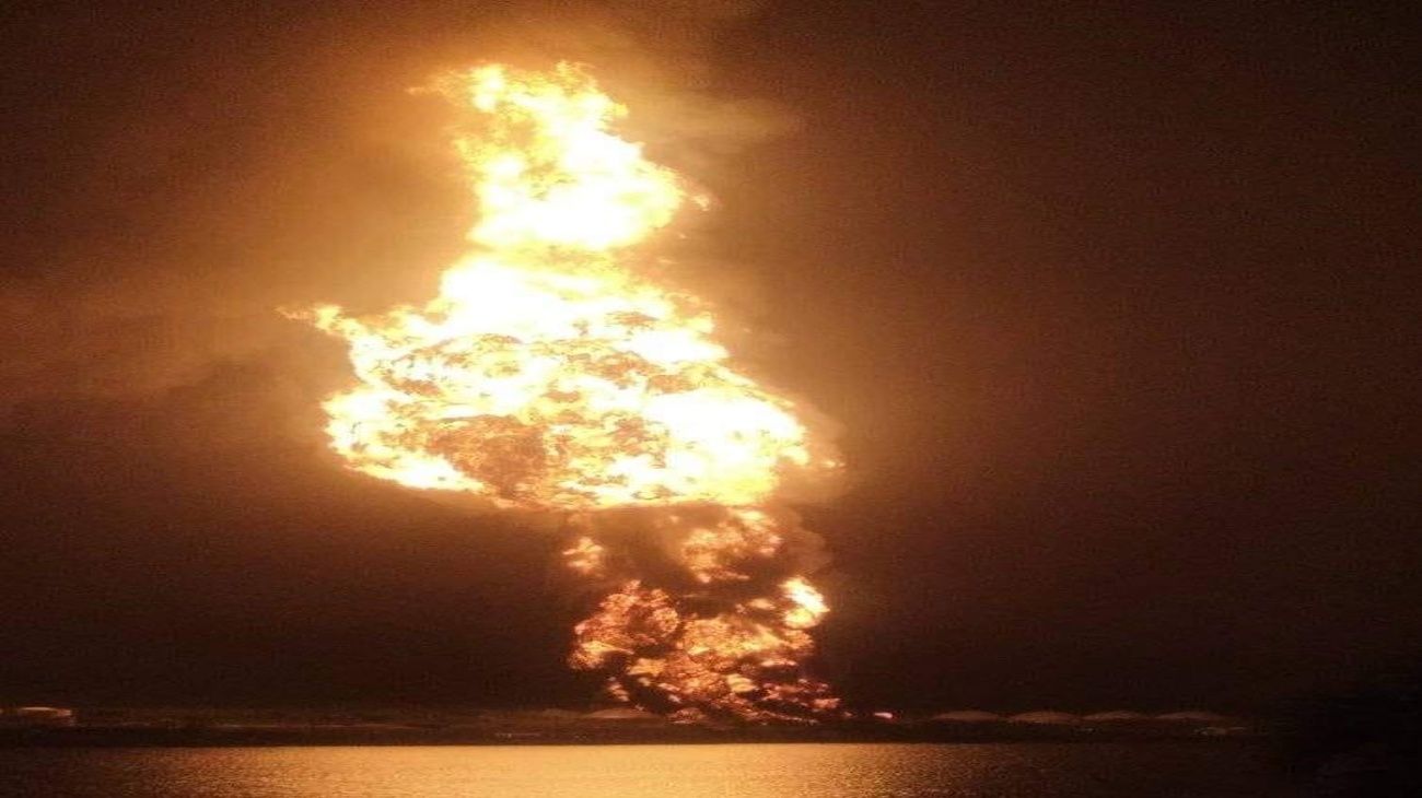 Relámpago, explosión y fuego: las imágenes de un feroz incendio que tiene en vilo a Cuba