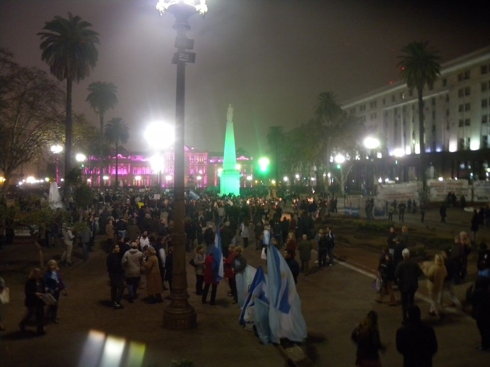 Noche de cacerolazos en la niebla porteña