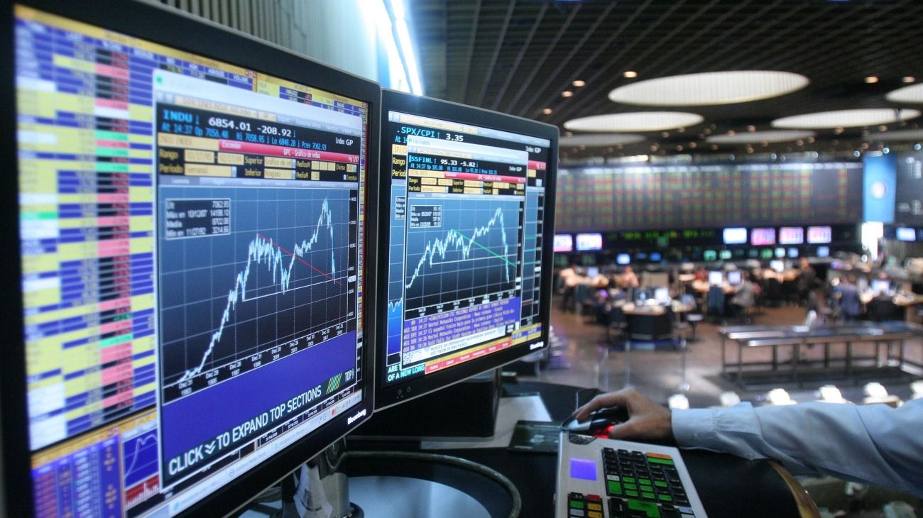 Empujado por la caída del yuan, el riesgo país volvió a superar los 900 puntos