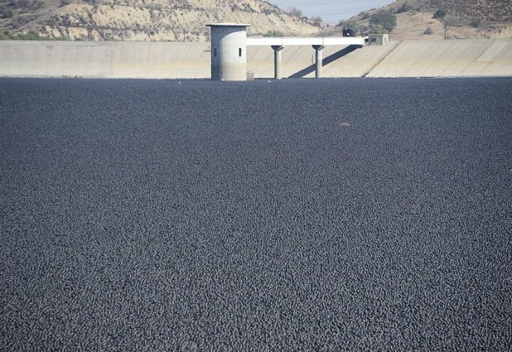 Qué motivó a Los Angeles a llenar un embalse con "bolas de sombra"