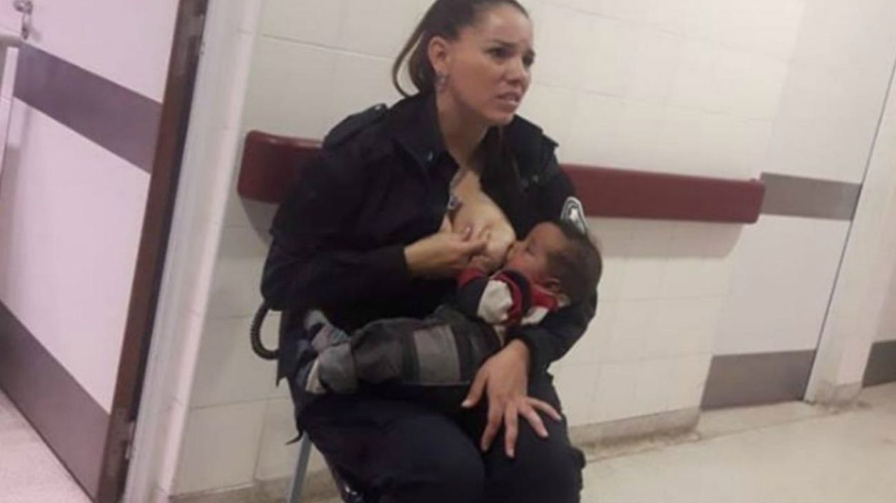 Un bebé lloraba de hambre y una mujer policía decidió amamantarlo