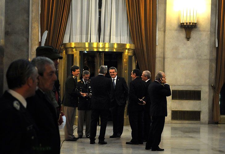 CFK le saca Fabricaciones Militares a De Vido y sube 24% los salarios a las FFAA