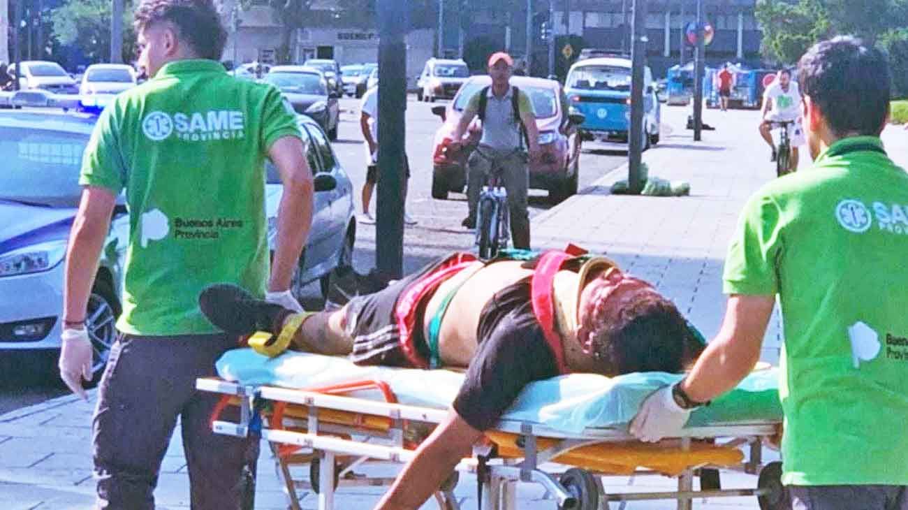 Salvaje pelea entre cuidacoches: le clavó un cuchillo a la vista de todos