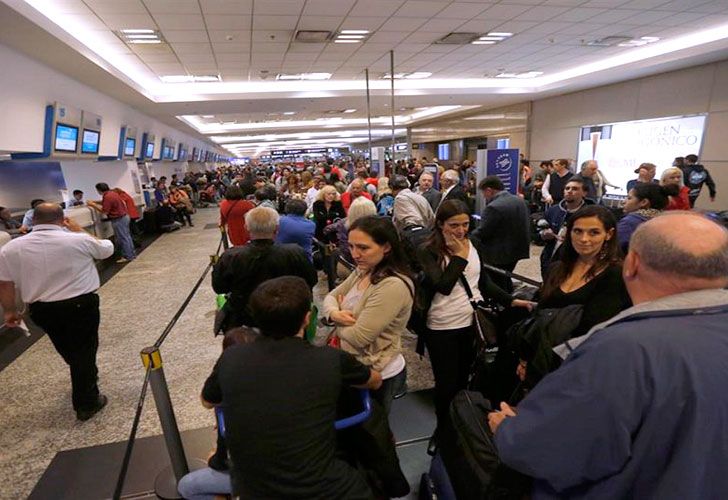 Demoras y caos en Aeroparque por asamblea de pilotos