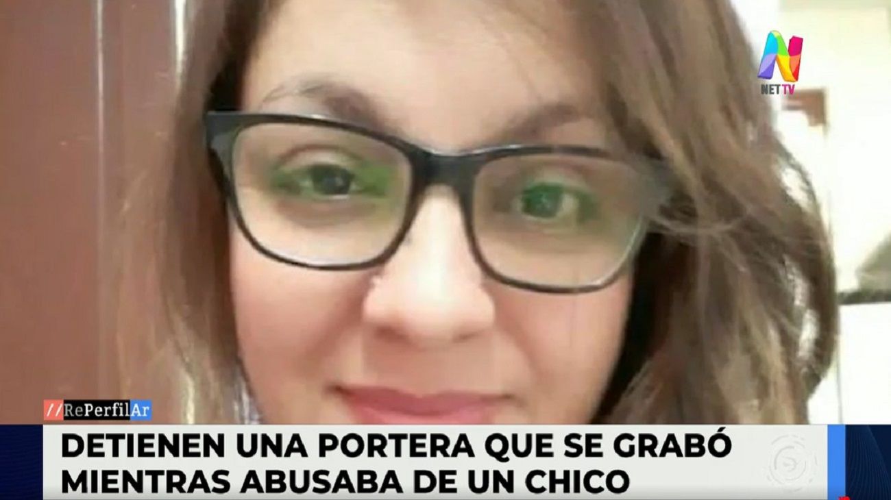 Detuvieron a una portera escolar que se grabó mientras abusaba de un menor de edad
