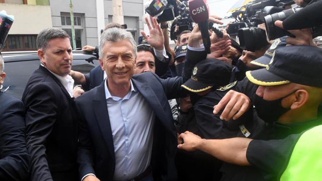 Mauricio Macri tiró al piso el micrófono de un periodista de C5N y fue repudiado