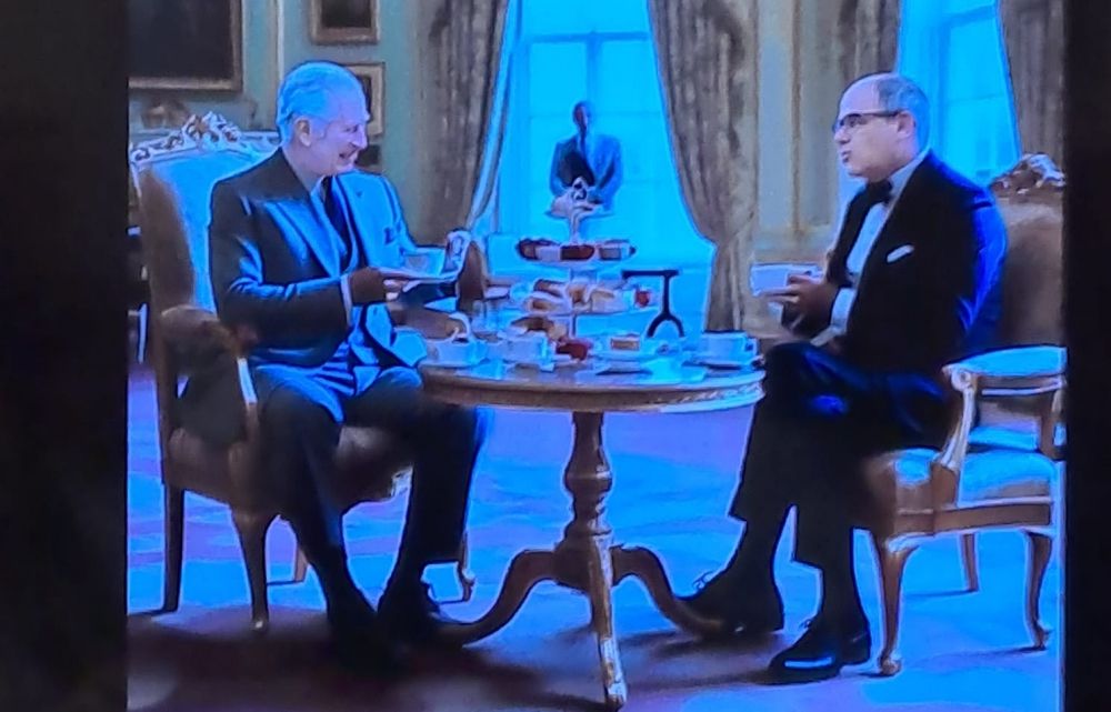 Inesperado stand up en la embajada británica por una condecoración del rey Carlos III