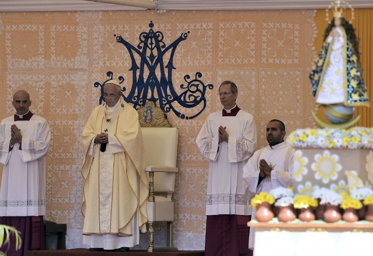 El Papa celebró la primera misa en Paraguay, ante miles de argentinos