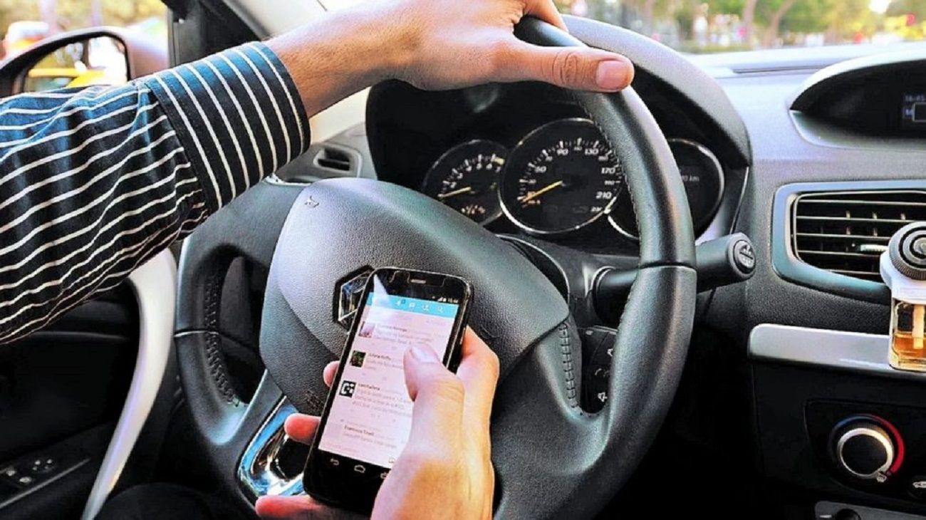 Se cuadruplicó la cantidad de conductores que usan el teléfono al manejar
