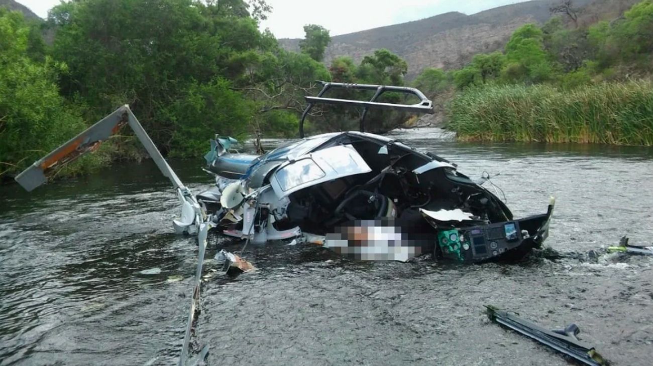 Así retiraban los restos del helicóptero en el que se mató Jorge Brito