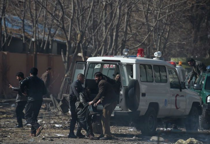 Al menos 95 muertos en un atentado con una ambulancia-bomba en Kabul