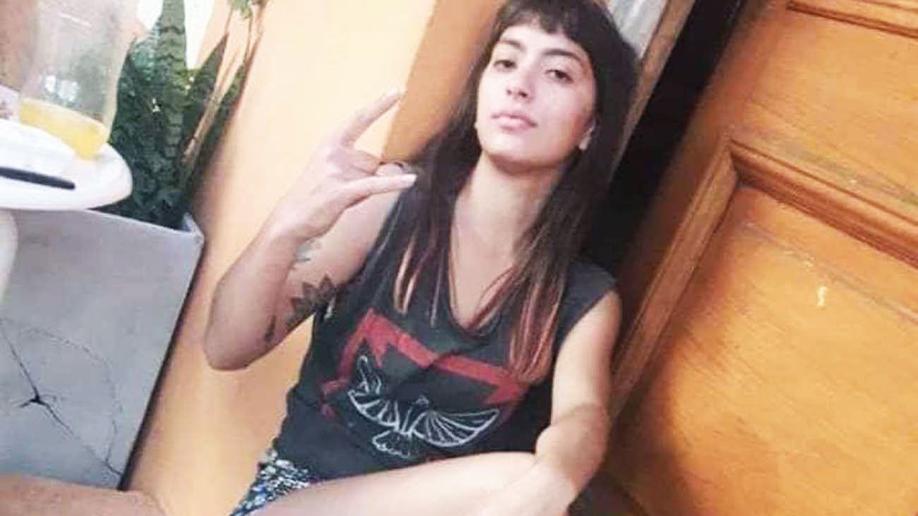 Encuentran apuñalada a una joven adentro de un tacho a orillas del río