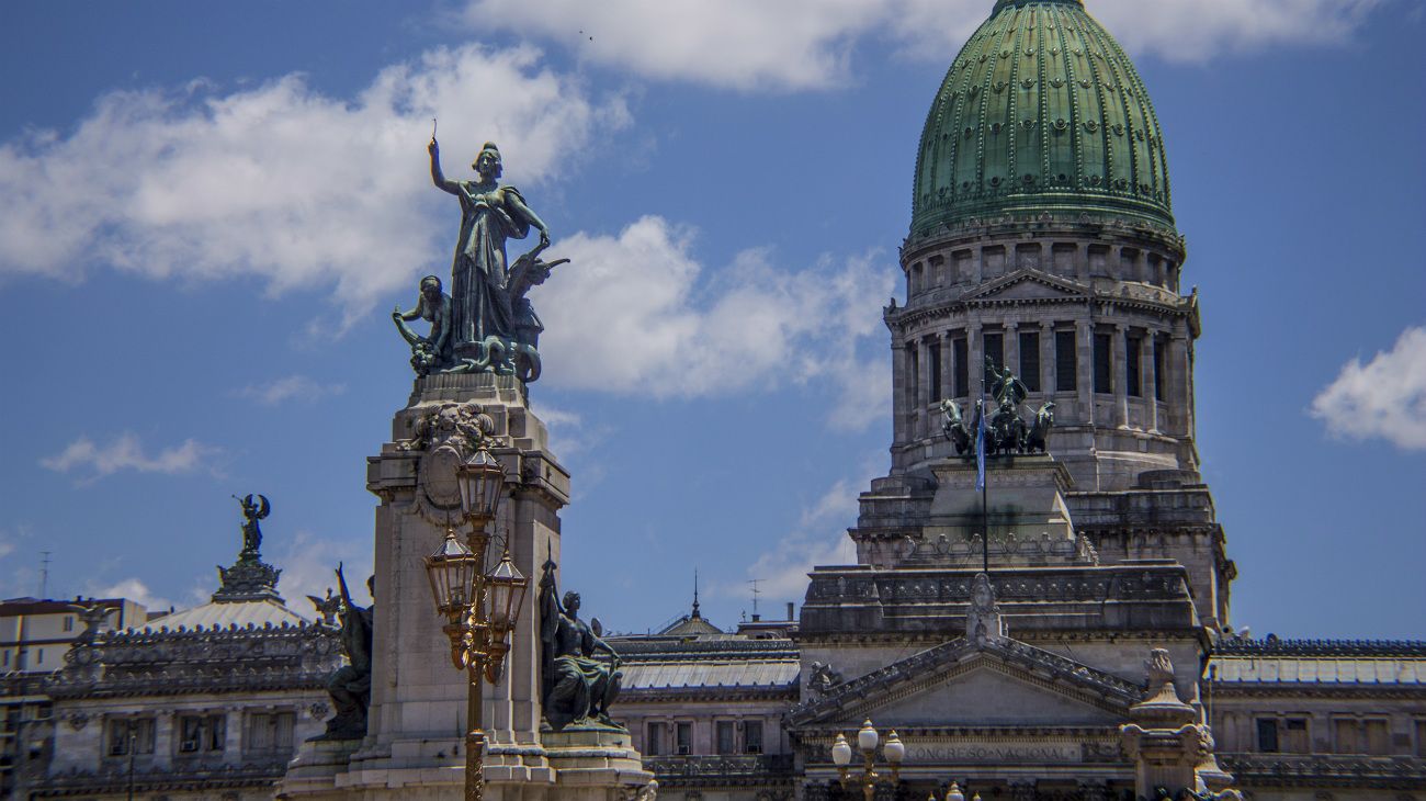 Llegaron los familiares de Héctor Olivares al Congreso y empezó el velatorio del diputado