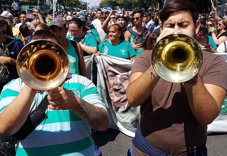 La orquesta camionera alegró la marcha con una versión de Maluma