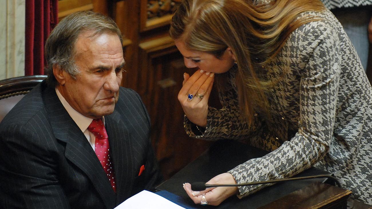 Carlos Reutemann sufrió "un retroceso en su estado de salud" y sigue internado